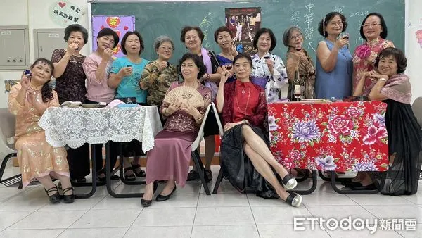 ▲中華醫大樂齡大學學員粉墨登場，體驗舞台劇「為著10萬元」，孫逸民校長等師長為學員們的精彩演出喝采。（圖／記者林悅翻攝，下同）