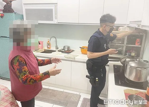 ▲桃園市大園區獨居卓姓婦人18日下午在家中午睡時，廚房火災警報器突然大響，打電話請員警協助處理。（圖／記者沈繼昌翻攝）