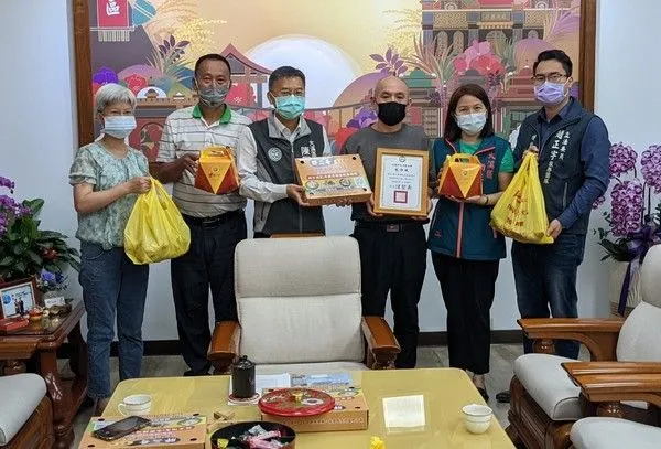 ▲立委趙正宇偕業者送粽療癒防疫人員。（圖／趙正宇服務處提供）