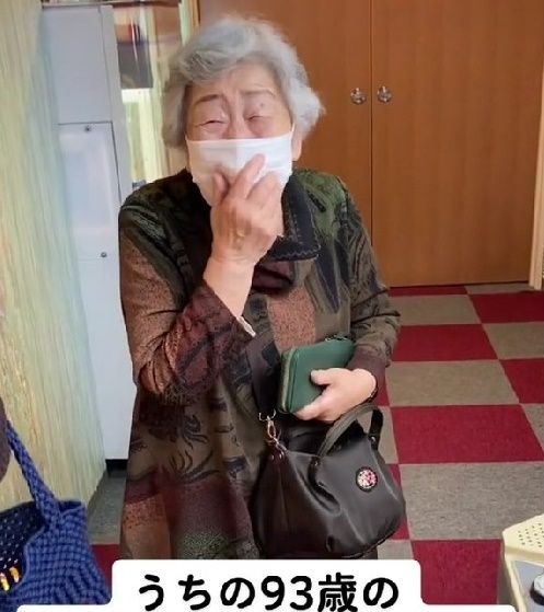 ▲▼日本93歲奶奶第一次玩夾娃娃機就成功。（圖／翻攝自tiktok／@conimaru）
