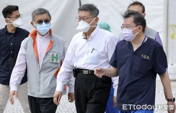 ▲▼台北市長柯文哲視察中正紀念堂防疫急門診,中正紀念堂車來速PCR篩檢站,醫護人員,醫療量能,本土疫情,防疫,陽性率,篩檢量能,新冠肺炎,熱區,傳播鏈,快篩陽性,清零,核酸檢測PCR,共存,社區採檢站,防疫門診  。（圖／記者李毓康攝）