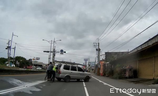 ▲枋寮警分局建興派出所副所長林柏明、警員陳昱安協助處理拋錨車             。（圖／記者陳崑福翻攝，下同）