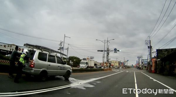 ▲枋寮警分局建興派出所副所長林柏明、警員陳昱安協助處理拋錨車             。（圖／記者陳崑福翻攝，下同）