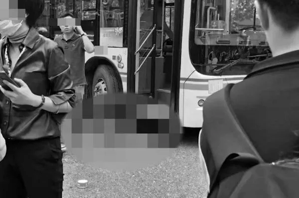 ▲▼8歲國小生斑馬線上被公車撞死　小男童目睹哭喊：弟弟！（圖／翻攝微博）