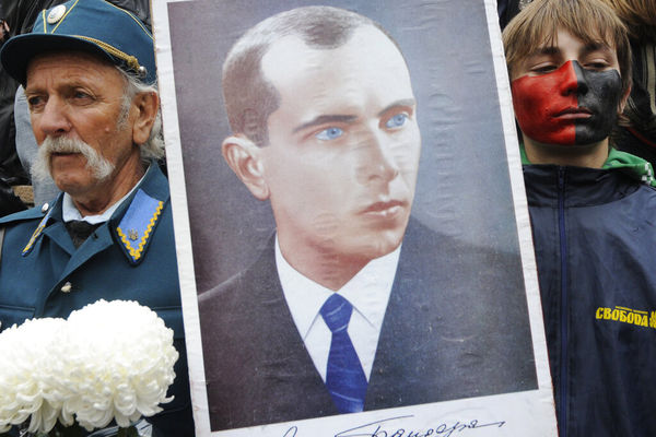 ▲2009年10月14 日，烏克蘭人在基輔舉行「 反蘇抗暴軍」成立67周年紀念大遊行。參加者高舉班德拉的畫像。（圖／達志影像／美聯社）