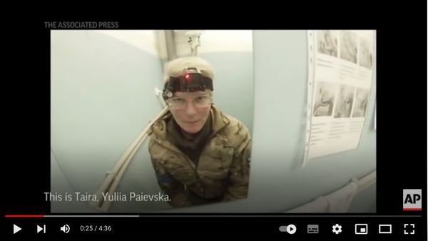 ▲▼烏克蘭女醫塔伊拉（Taira）本名白芙絲卡（Yuliia Paievska）。（圖／翻攝YouTube／Associated Press）