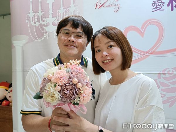 ▲員林戶政一早湧入新人登記結婚。（圖／記者唐詠絮攝）