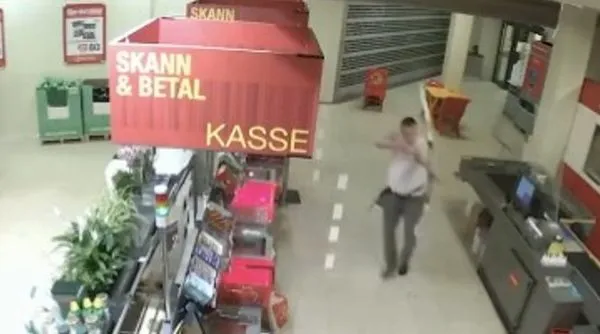 屠殺畫面曝光！男帶弓箭和獵刀闖進超市　「把人當動物射殺」5死。（圖／翻攝自Twitter）