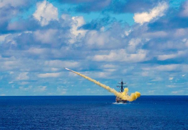 ▲▼ 美國勃克級導向飛彈驅逐艦「魏柏號」（USS Curtis Wilbur）2019年5月26日在菲律賓海上進行聯合演習，發射魚叉飛彈（圖／路透）