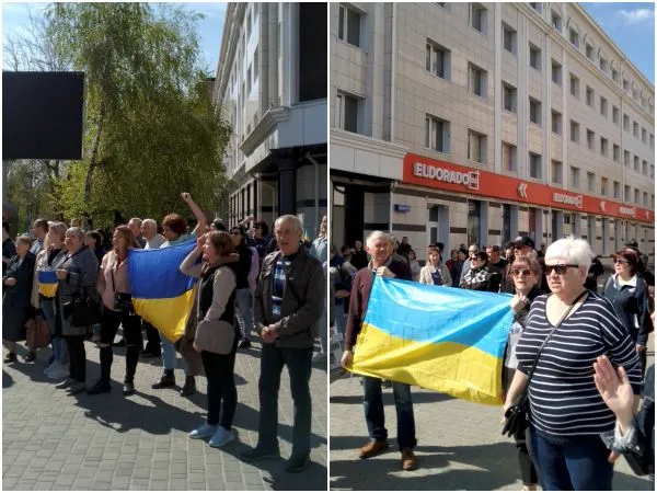 ▲▼陷入俄羅斯控制的烏克蘭南部赫爾松（Kherson）民眾於4月27日走上街頭抗議，手持烏克蘭國旗表達訴求，卻遭到催淚瓦斯驅散。（圖／路透）