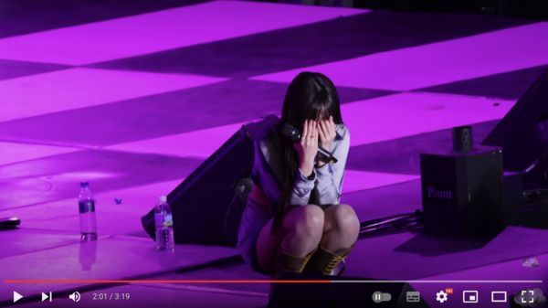 ▲▼Heize聽到台下大合唱，感動到蹲下爆哭。（圖／翻攝自TaeJeong 77 YouTube、Heize IG）