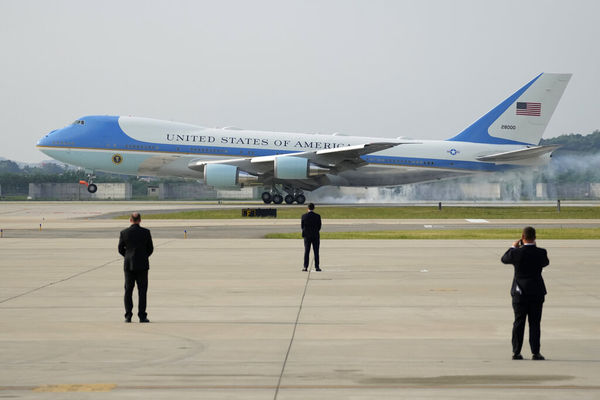 ▲▼美國總統拜登搭乘的專機「空軍一號」於20日下午抵達南韓烏山空軍基地。（圖／達志影像／美聯社）