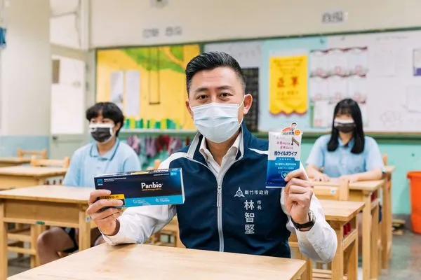 ▲新竹市長林智堅今（20）日視察新竹高商考場。（圖／新竹市政府提供）