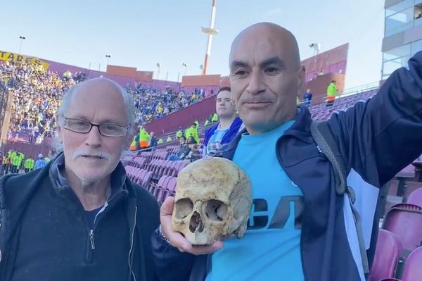 ▲▼阿根廷足球狂熱者阿蘭達帶著已故阿公的頭骨來到賽場一起觀賽。（圖／翻攝自推特／@SC_ESPN）