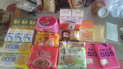 確診男收市府「加倍關懷」！2箱都拆開卻糗了　網傻眼：難怪領不到