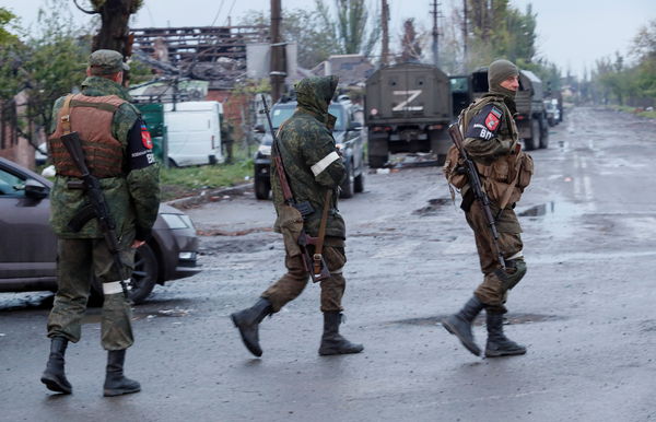 ▲▼親俄部隊軍人在烏克蘭港口城市馬力波行走。（圖／路透）