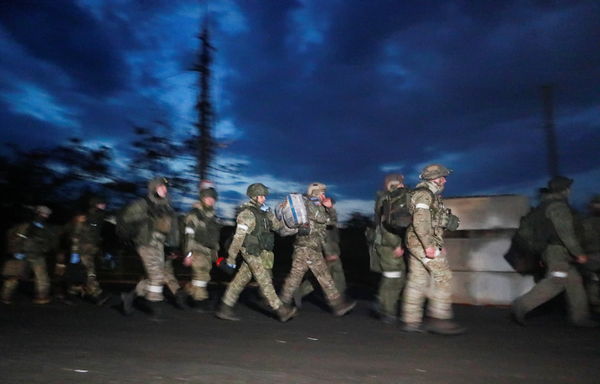 ▲▼親俄部隊軍人在烏克蘭港口城市馬力波行走。（圖／路透）
