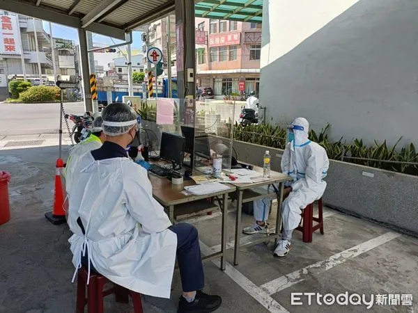 ▲20歲呂姓男子遇警盤查猛咳想嚇退警方，未料他快篩陽性確診染疫，並被警方起獲毒品咖啡包一批，被以高規格防疫作為偵辦送辦。（圖／記者林悅翻攝，下同）