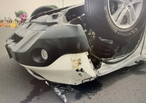 ▲▼台中市男子酒後開車，恍神擦撞無辜路邊2輛車，車子四輪朝天，自己也輕傷。（圖／民眾提供，下同）