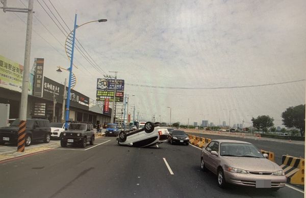 ▲▼台中市男子酒後開車，恍神擦撞無辜路邊2輛車，車子四輪朝天，自己也輕傷。（圖／民眾提供，下同）