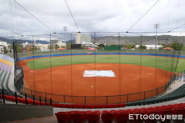 ▲中信兄弟台東場首戰，饒慶鈴擔任開球嘉賓。（圖／記者楊漢聲翻攝）