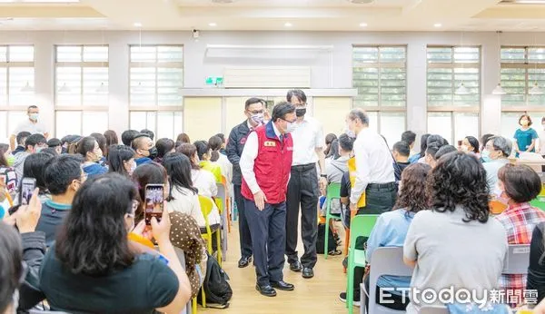 ▲桃園市長鄭文燦今天一早視察試場向試務人員致意。（圖／記者沈繼昌翻攝）