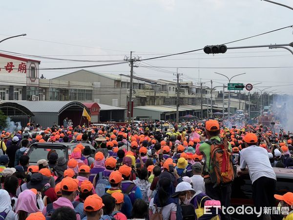 ▲苗栗縣通霄白沙屯拱天宮媽祖徒步進香，行經自強大橋進入雲林縣轄。（圖／記者蔡佩旻翻攝）