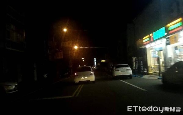 ▲竹南街頭上演警匪追逐　酒駕男油門狂踩撞上警車才停下。（圖／記者陳凱力翻攝）