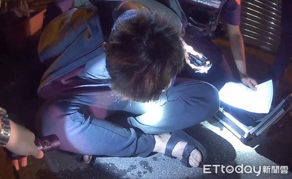 ▲竹南街頭上演警匪追逐　酒駕男油門狂踩撞上警車才停下。（圖／記者陳凱力翻攝）