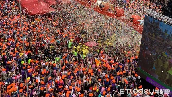 ▲苗栗縣白沙屯拱天宮進香團，媽祖鑾轎三進三退於上午10時38分進入北港朝天宮。（圖／記者蔡佩旻攝）