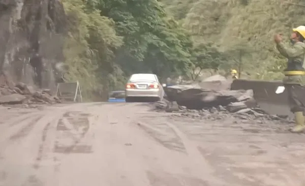 ▲▼南橫梅蘭明隧道巨石。（圖／翻攝Maztu Savi臉書）