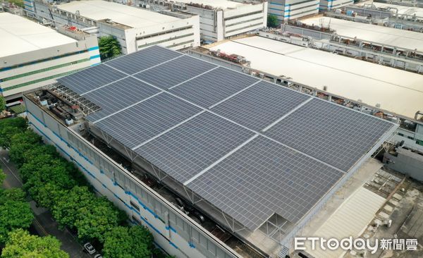 ▲工業富聯在廠區部署分散式及大型地面太陽能發電設備。（圖／工業富聯提供）