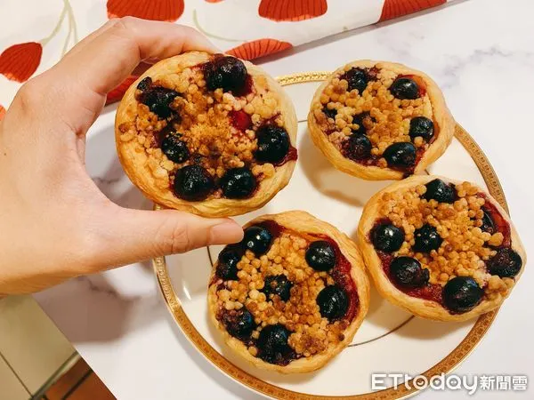 ▲▼肯德基宣打造甜點新路線「K-Dessert頂級甜選」，首發推出「莓果奶酥撻」搶先曝光。（圖／記者林育綾攝）