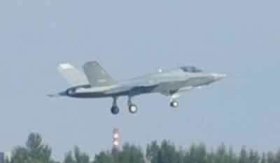 解放軍「殲-35」原型機試飛　網分析：F-22的機身+F-35的機艙