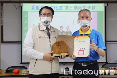 親頒台語文化班結業獎狀　黃偉哲肯定黃良成傳承本土語言不遺餘力