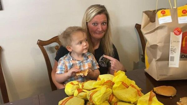 2歲的貝雷特用媽媽的手機點了31個麥當勞起司漢堡。（翻攝kristv.com）