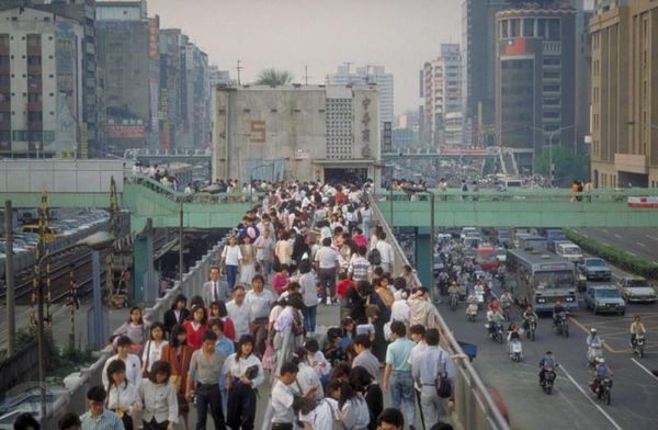 有網友在臉書社團po出一張30多年前「中華商場」的照舊，並留言強調「這是一個沒有低頭族的年代！」（翻攝自「檔案局：典藏國家記憶」臉書）