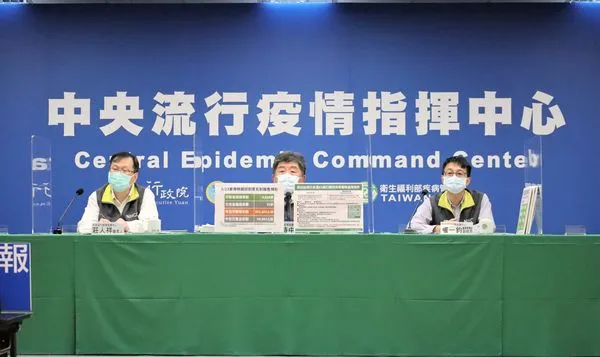 ▲▼中央流行疫情指揮中心記者會。（左起）發言人莊人祥、指揮中陳時中、醫療應變組副組長羅一鈞。（圖／指揮中心提供）