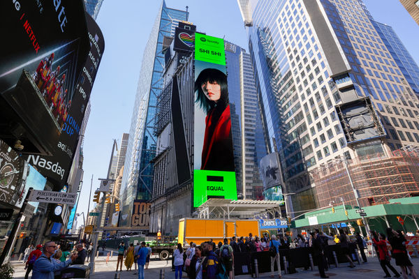 ▲▼孫盛希肖像登上紐約時代廣場巨型LED看板。（圖／滾石唱片提供） 