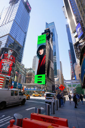 ▲▼孫盛希肖像登上紐約時代廣場巨型LED看板。（圖／滾石唱片提供） 
