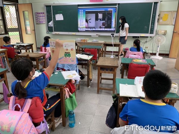 ▲台南實施遠距教學首日，國中小共3879生到校安置，有13校仍維持實體課程。（圖／記者林悅翻攝）
