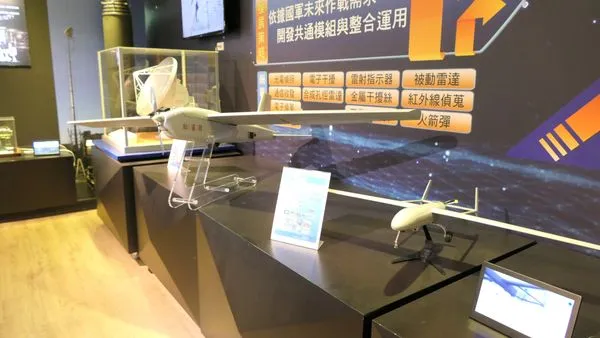 ▲▼外交國防委員會考察中科院，了解台灣無人機發展。（圖／羅致政臉書）