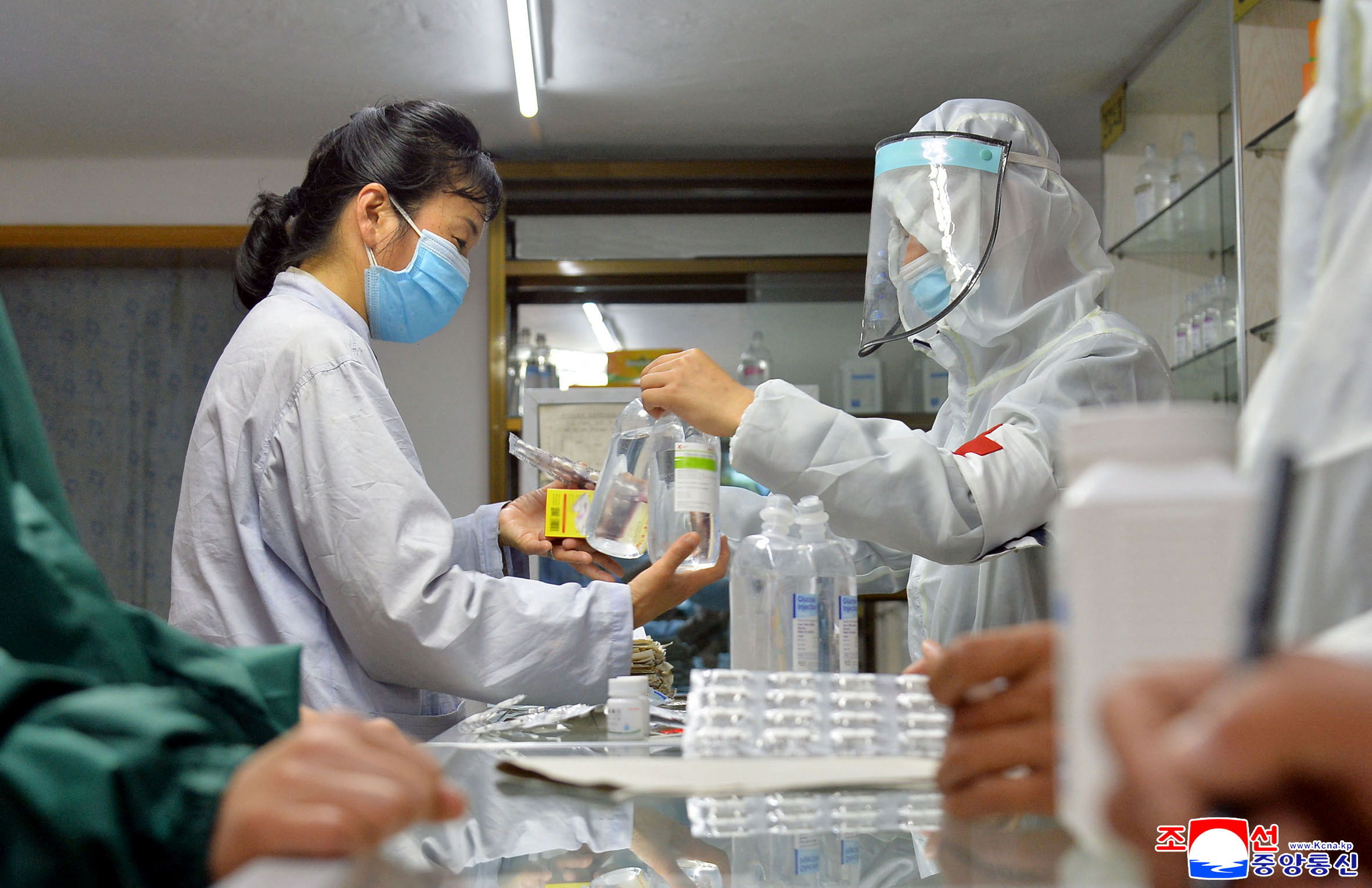 ▲▼ 北韓軍醫持續至藥局參與醫療藥品的分發工作。（圖／路透社）
