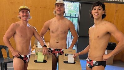 澳洲業者高喊「不穿褲子投票」送折價券　當天「數百人半裸」樂瘋：誰怕誰