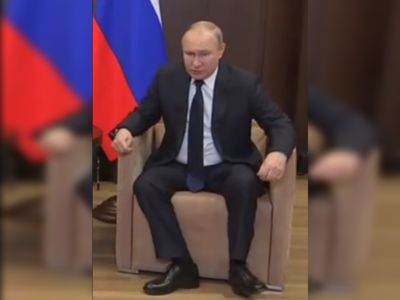 普丁會見白俄總統「詭異彎腰坐姿」抽搐腳抖　1分鐘影片曝光