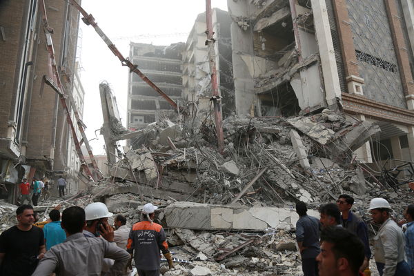 ▲▼伊朗10層樓建築倒塌釀5死 至少80人受困瓦礫堆。（圖／路透社）
