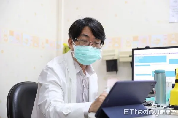 ▲透過平板螢幕，詹榮華主任悉心問診，確認潘小妹的食慾和精神狀況是否良好，有無出現其他相關病症。（圖／慈濟醫學中心提供，下同）