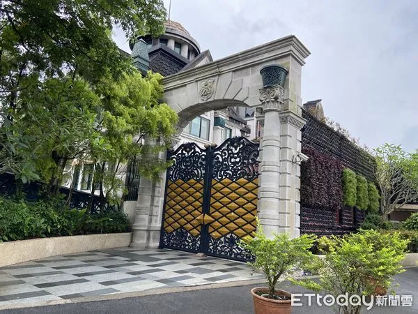 ▲▼素有礁溪「帝寶」之譽的一高級透天住宅，遭2竊賊搜刮2屋共得手130萬元財物，竊賊得手後均從大門小跑步離去（下圖紅圈）。（圖／記者游芳男翻攝，下同）