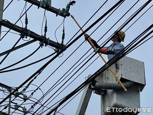 ▲▼台電派員緊急搶修。（圖／台東縣政府提供，下同）