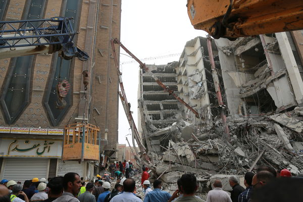 ▲▼伊朗南部城市阿巴丹（Abadan）一棟10層樓高的建築在23日突然發生部分坍塌。（圖／路透）